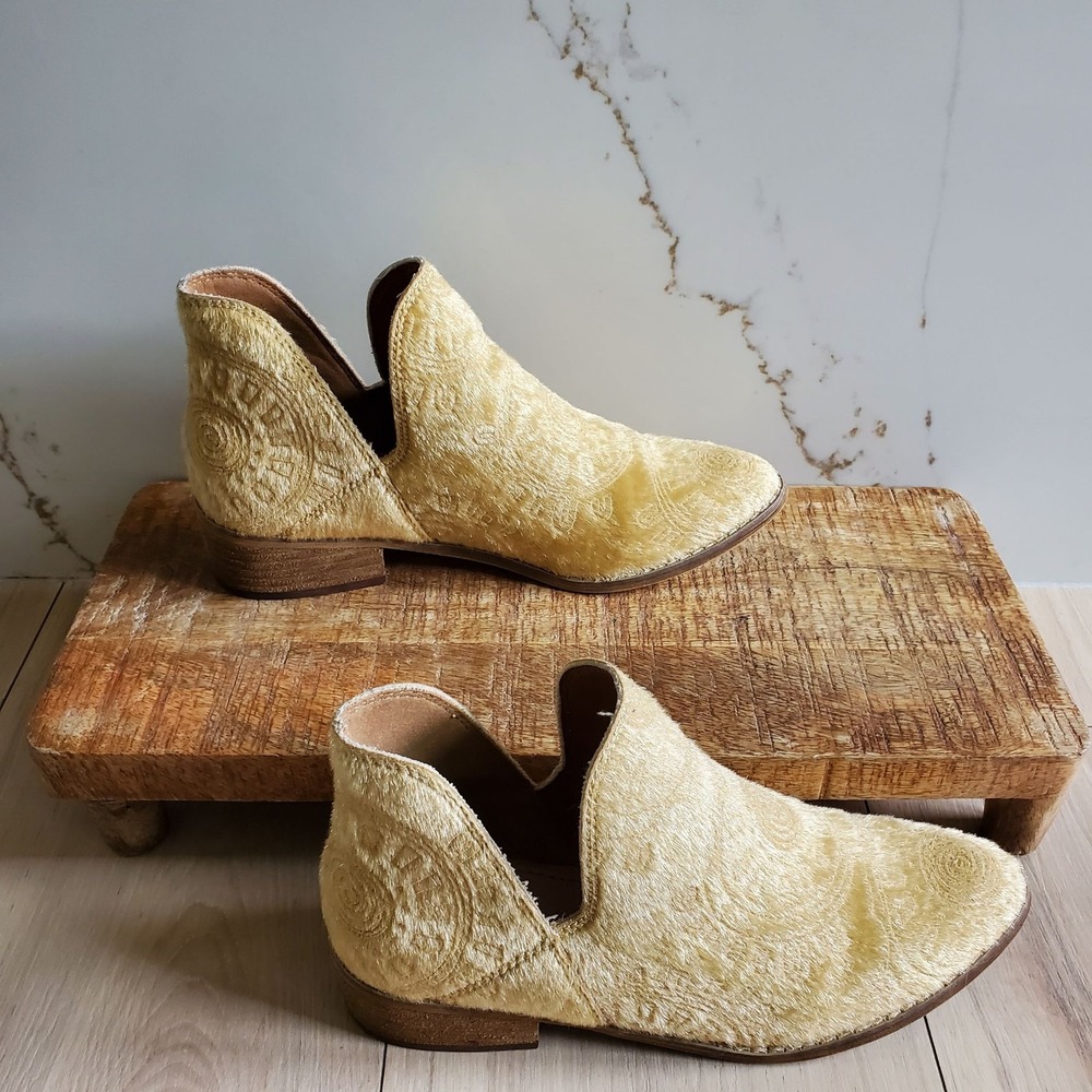 Mi.iM Booties Womens 7 White Faux Cow Hair Embroidered Mandala Low Block Heels